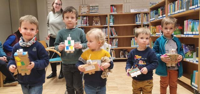 Kinder mit ihrem Robotern