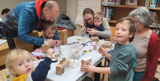 Kinder beim Basteln