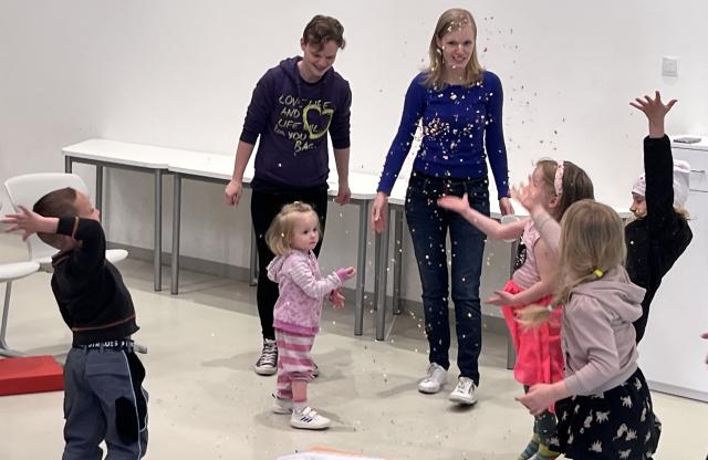 Kinder vor Julia Zaunschirm
