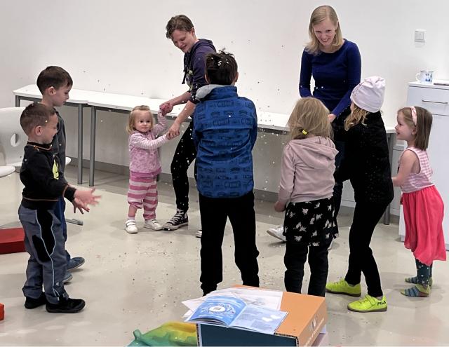 Kinder stehen vor Julia Zaunschirm