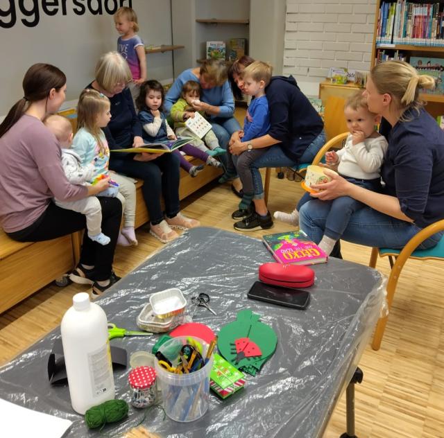 Kinder versammeln sich um Vorleserin