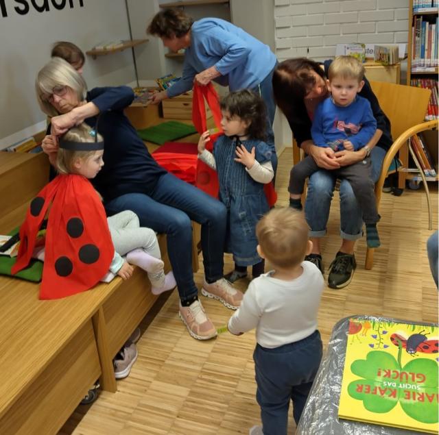 Kinder verkleiden sich als Marienkäfer