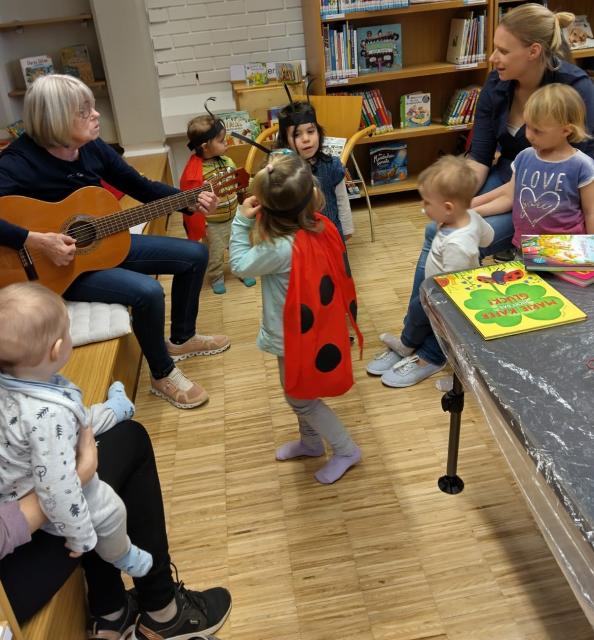 Dorli Kircher spielt Gitarre