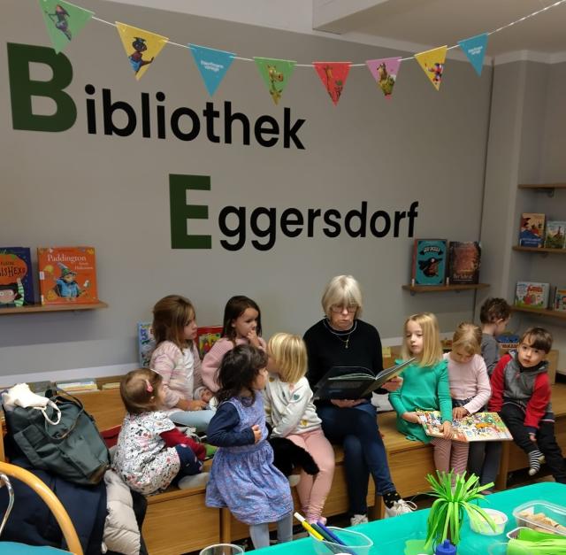 Dorli Kircher liest den Kindern vor