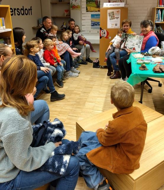 Kinder sitzen im Kreis