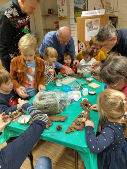 Kinder basteln eine Krippe