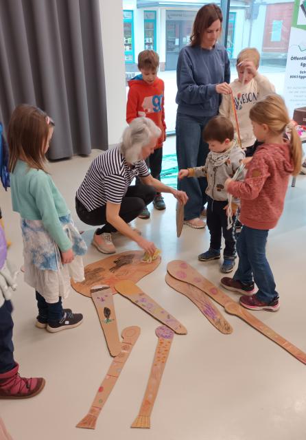 Kinder basteln ein Pferd