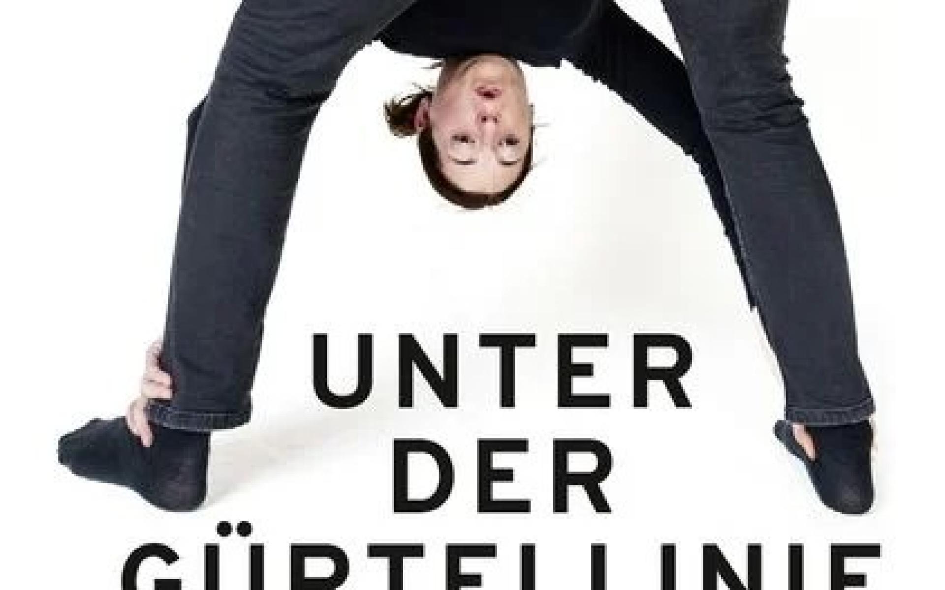 gebückte Frau mit Krebs auf dem Po